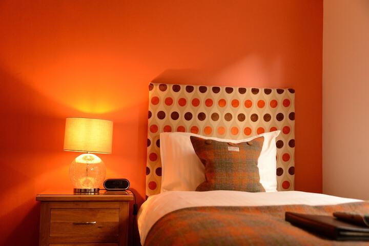 Room 4 of 93