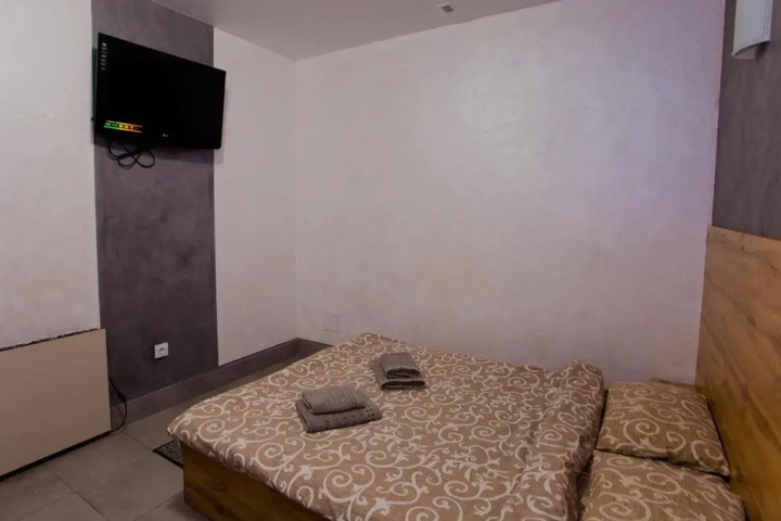 Room 5 of 9