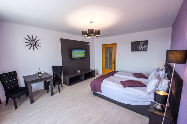 Room 6 of 25