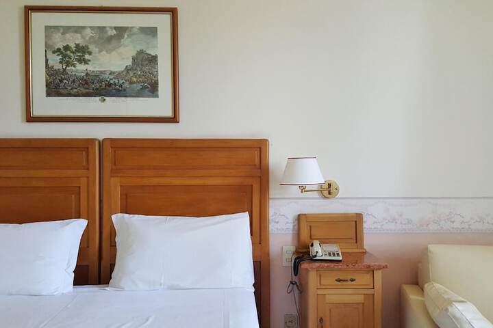 Room 8 of 38
