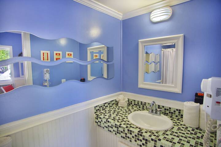 Bathroom sink