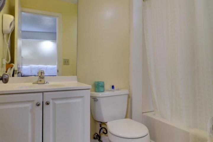 Standard Room, King or Two Doubles (6 of 7)