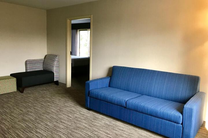 Suite Accessible King Size Bed (4 of 6)