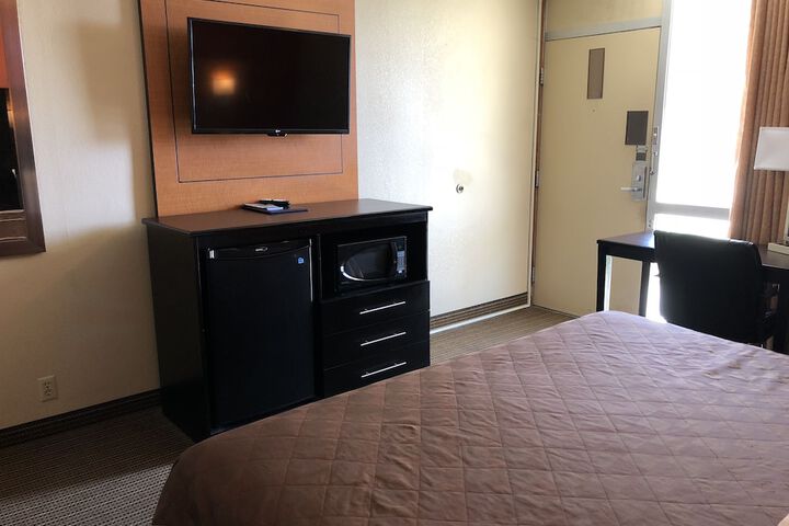 1 King Bed (1 of 13)
