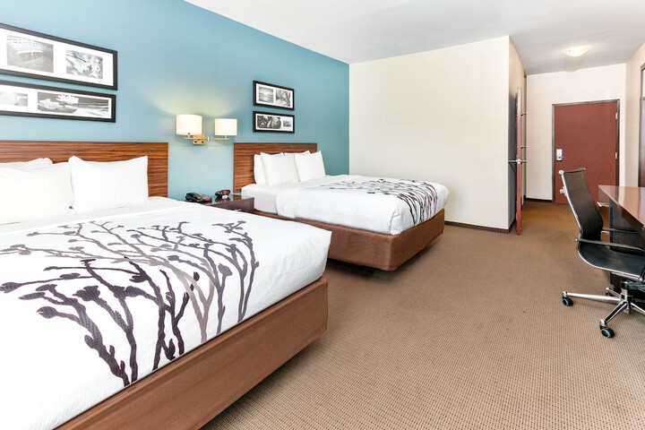 2 Queen Beds (1 of 8)