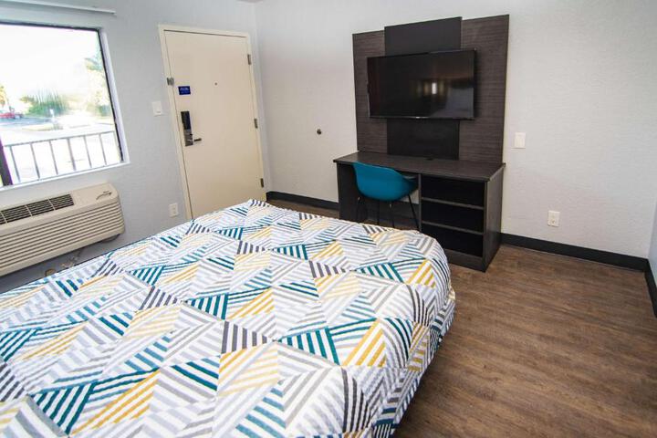 1 Queen Bed (5 of 19)