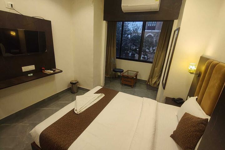 Room 4 of 13