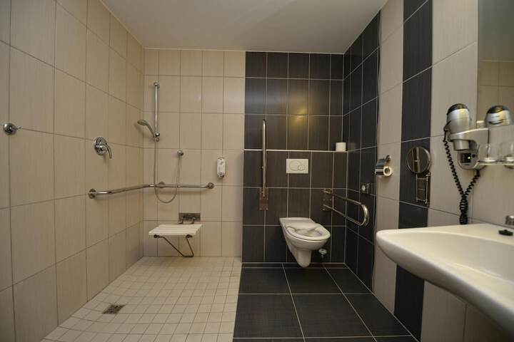 Room 18 of 32