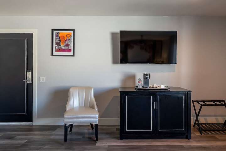 1 Queen Bed (4 of 19)