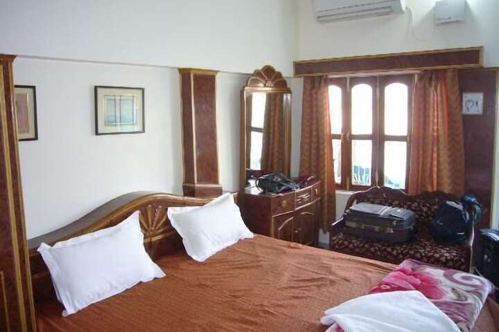 Room 13 of 38
