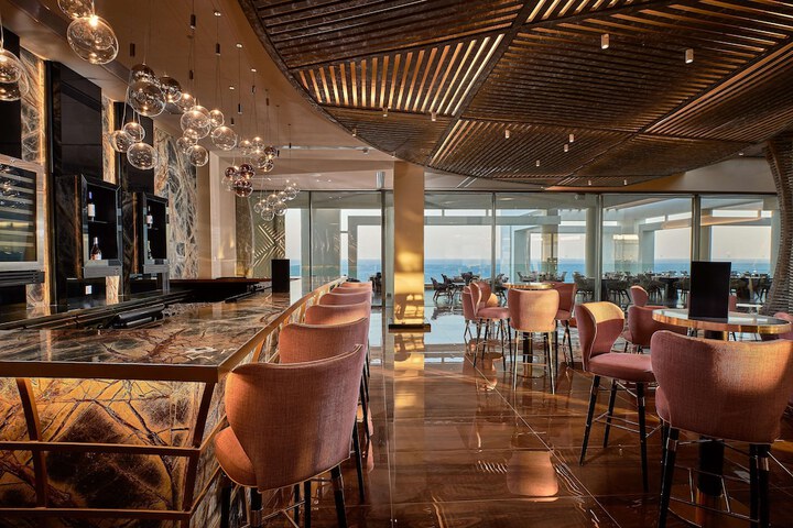 Lounge 86 of 107