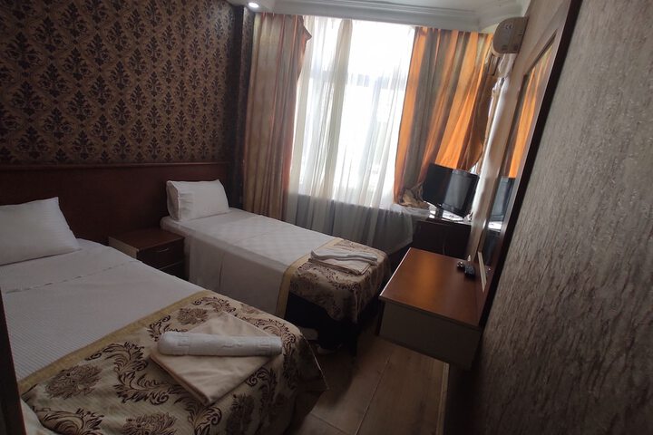 Room 5 of 12