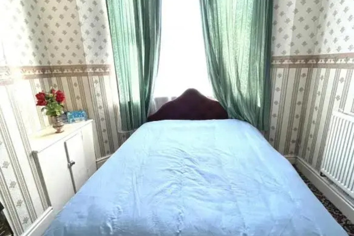 Room 4 of 9