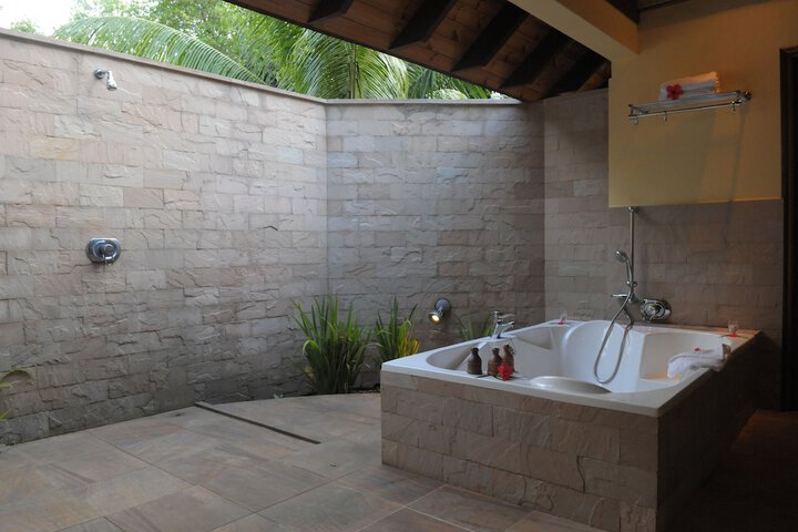 Jetted tub