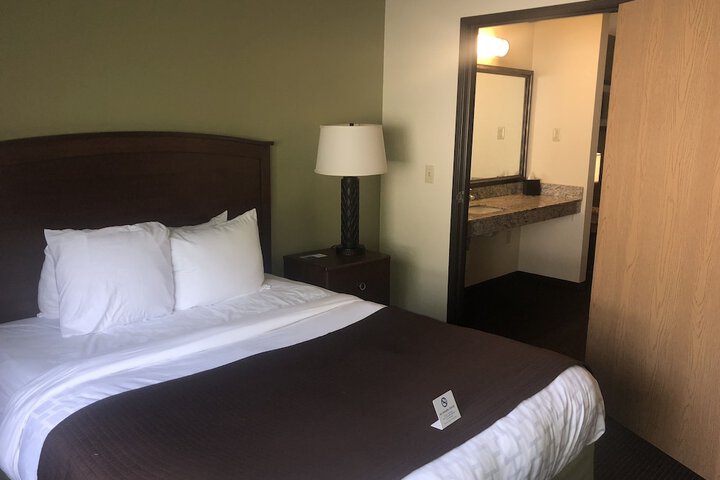Quadruple Accessible Queen Size Bed (5 of 18)