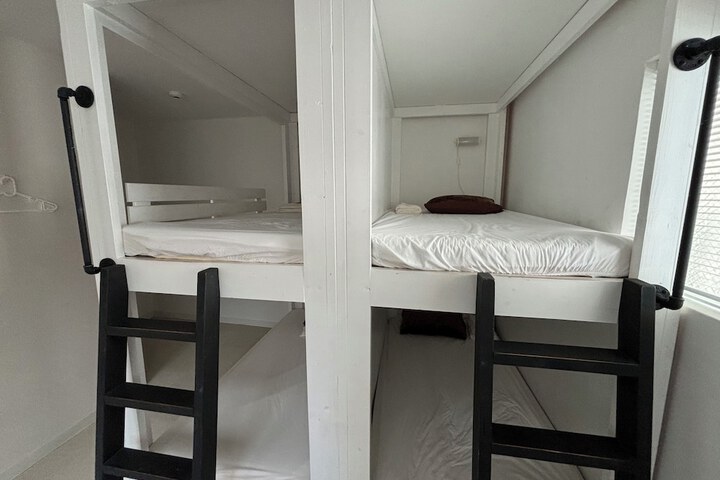 Room 13 of 36