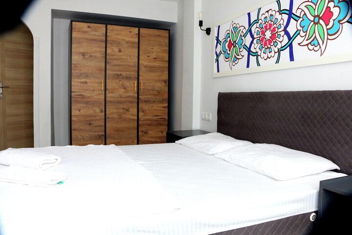 Room 1 of 3