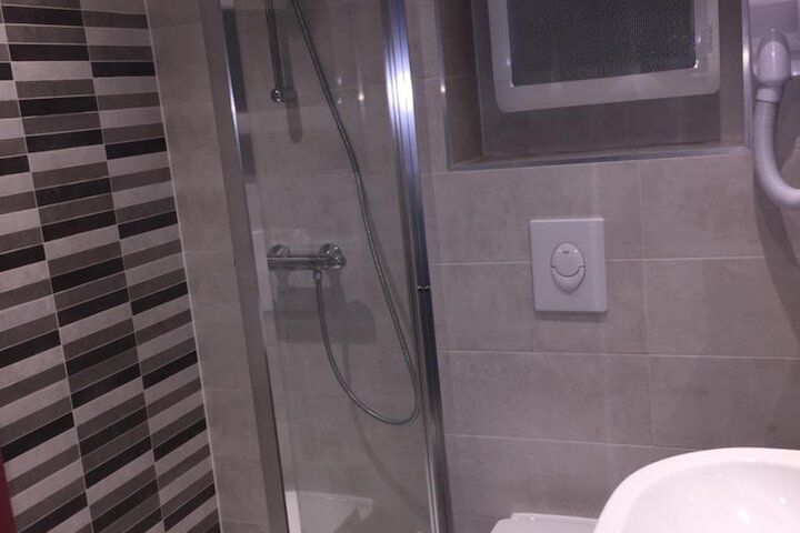 Room 9 of 37