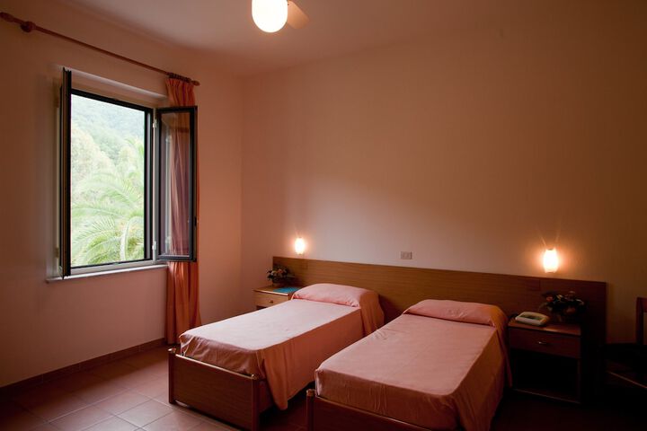 Room 6 of 10