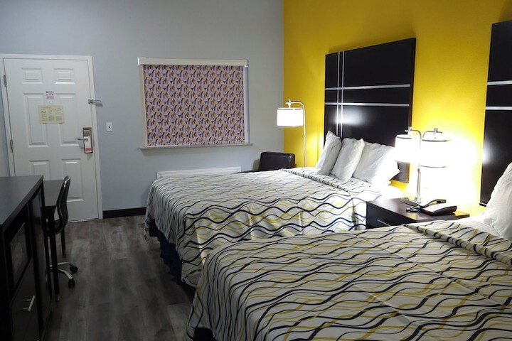 1 King Bed (2 of 6)