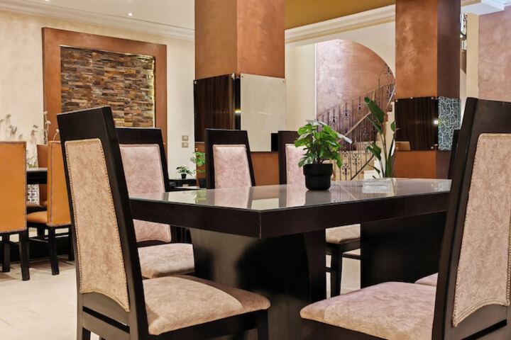 Dining 7 of 13