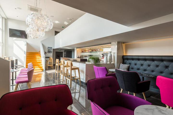 Lounge 1 of 23