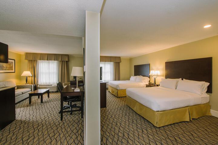 2 Queen Beds (17 of 19)