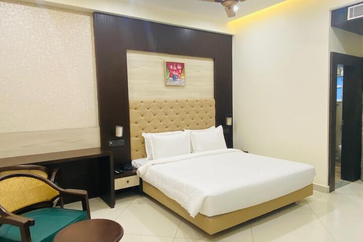 Room 2 of 10