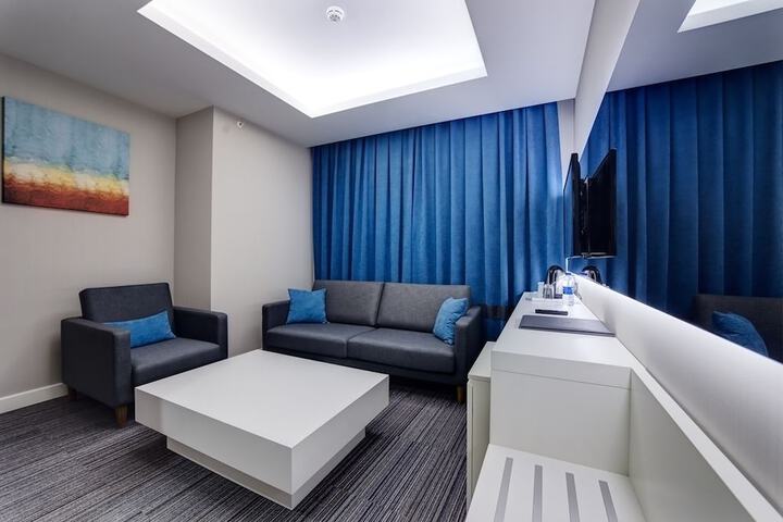Room 6 of 33