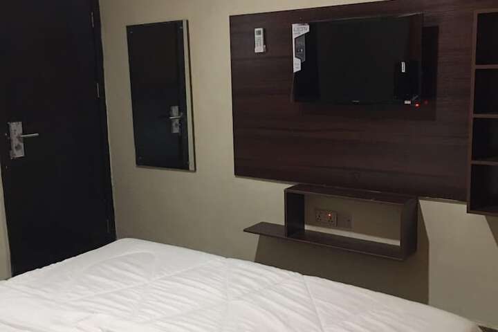 Room 5 of 6