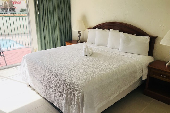 1 King Bed (6 of 8)
