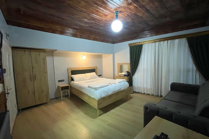 Room 6 of 100
