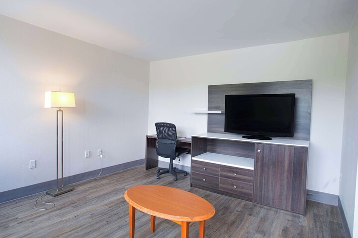 Suite 1 King Bed (5 of 8)