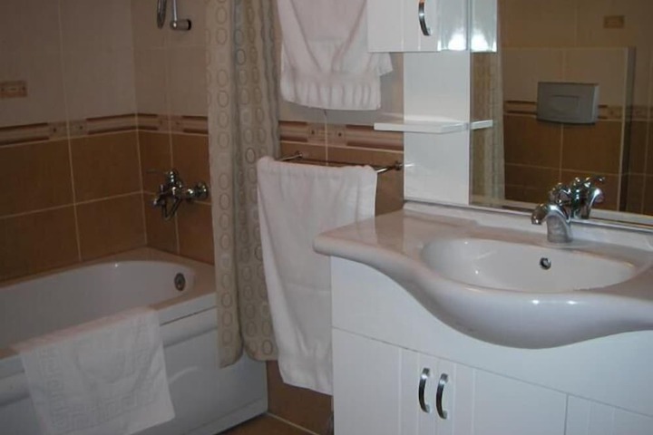 Room 5 of 10