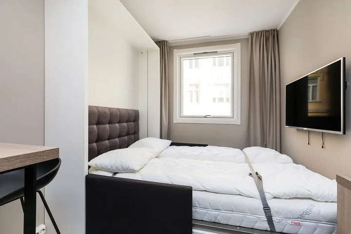 Room 4 of 8