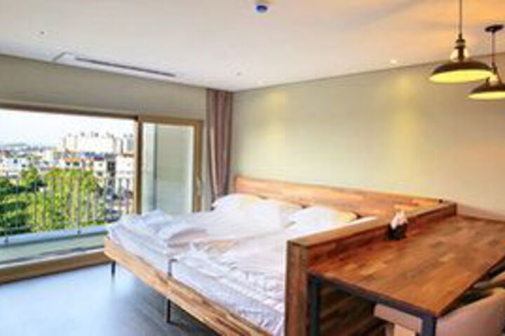 Room 13 of 27