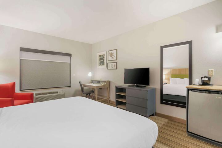 1 King Bed (4 of 20)
