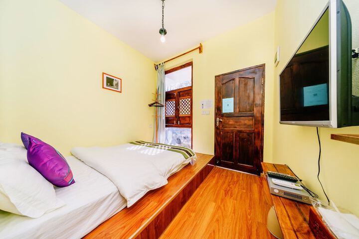 Room 6 of 30