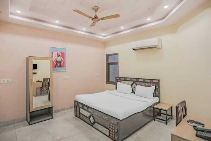 Room 6 of 18