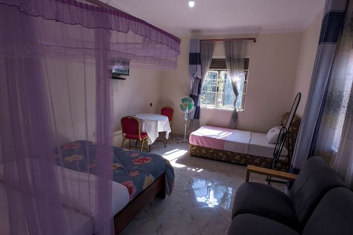 Room 11 of 28