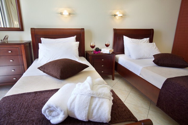 Room 12 of 25