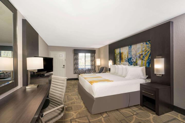 1 King Bed (2 of 9)