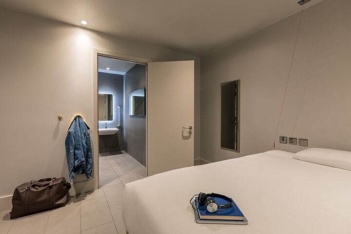 Room 10 of 49