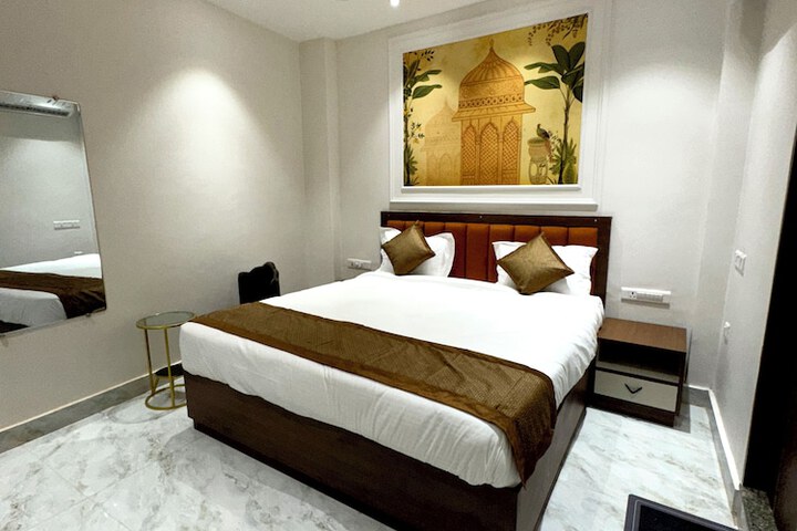 Room 11 of 25