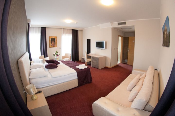Room 4 of 87