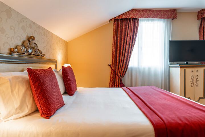 Room 4 of 28