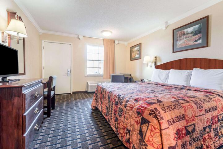1 King Bed (5 of 11)