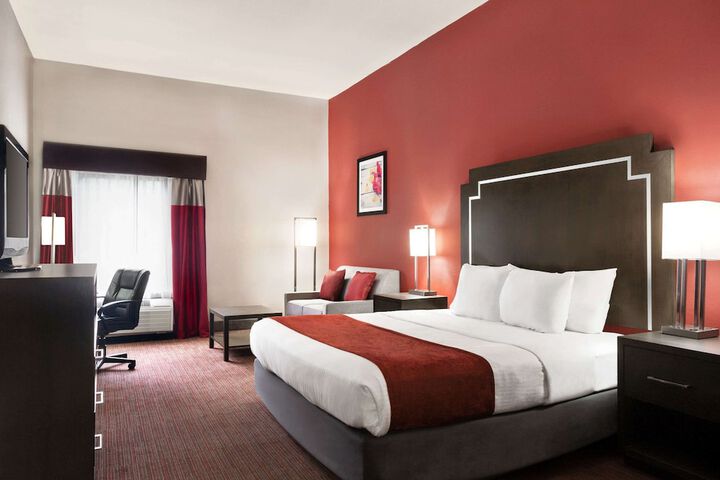 1 King Bed (3 of 11)