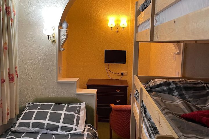 Room 8 of 12
