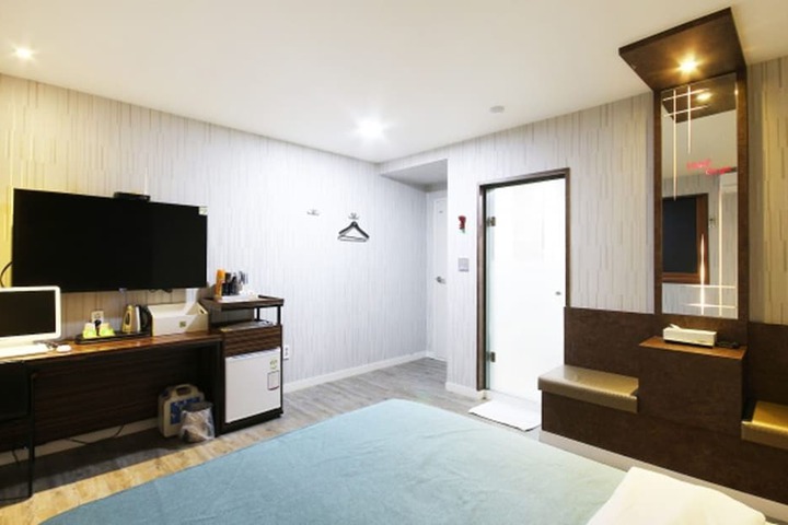 Room 5 of 48